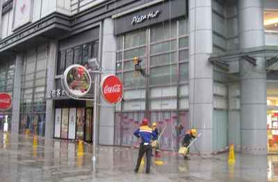 開(kāi)荒清潔 點(diǎn)亮新建筑的首道光芒